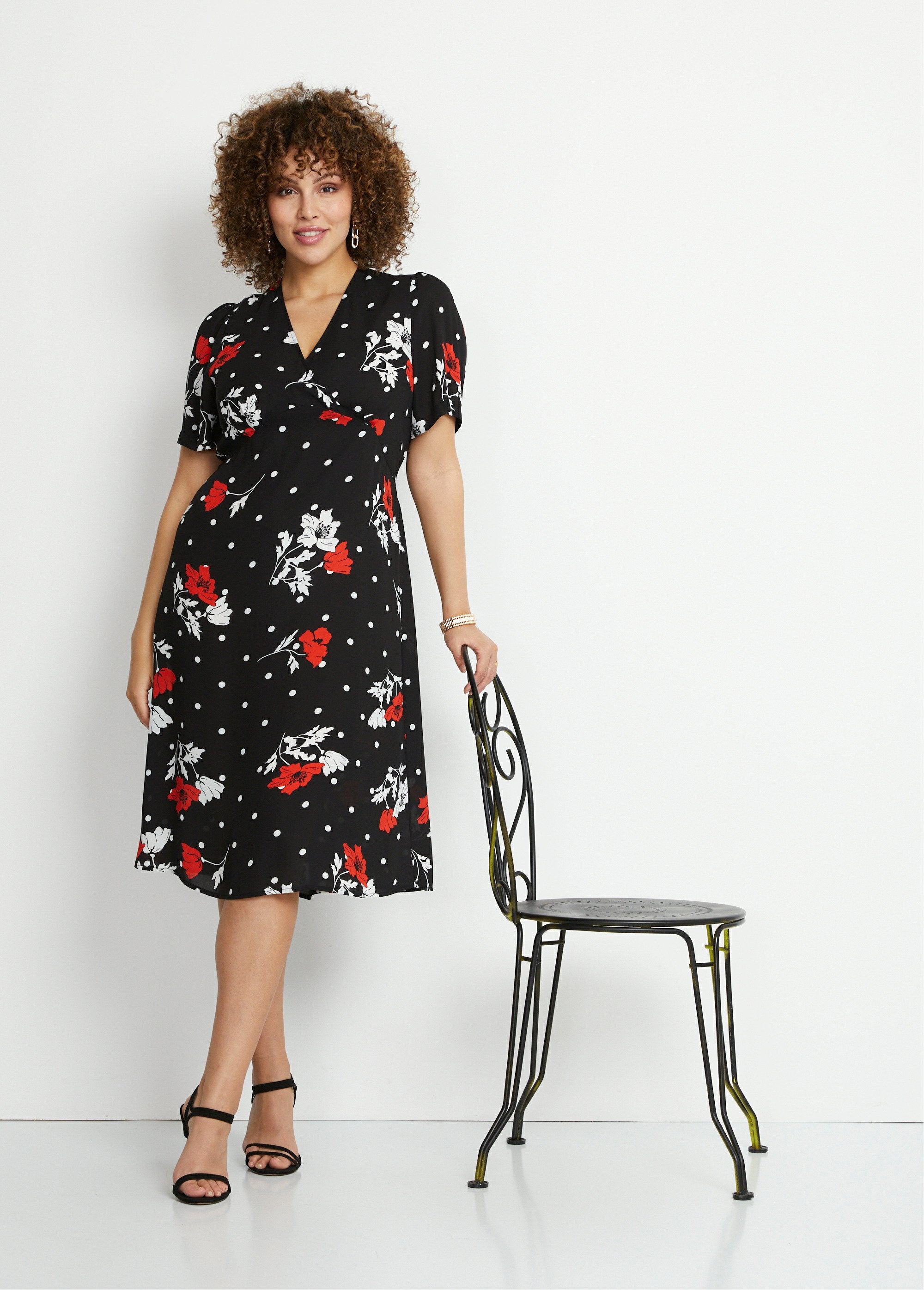 Short_floral_straight_dress_Black_background_SF1_curvy