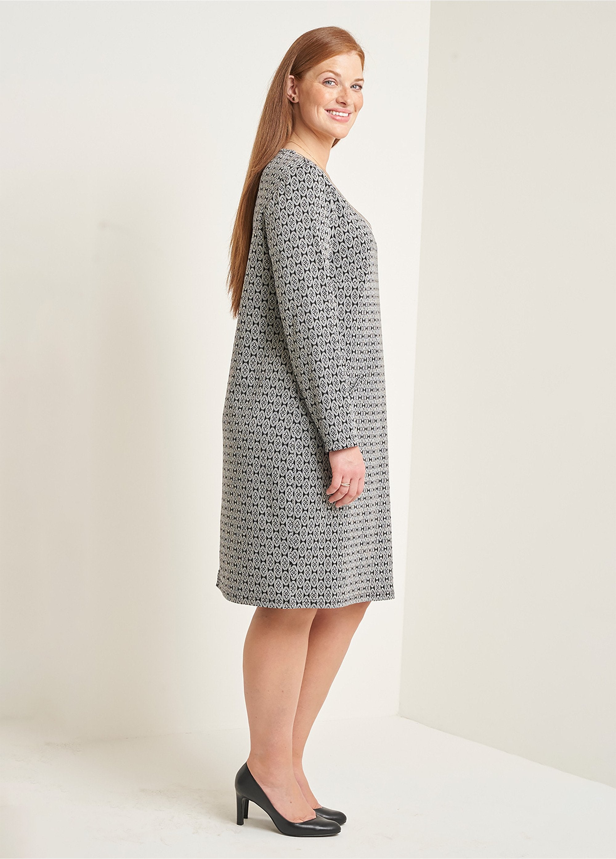 Fancy_jacquard_knit_dress_Black_background_DR1_curvy