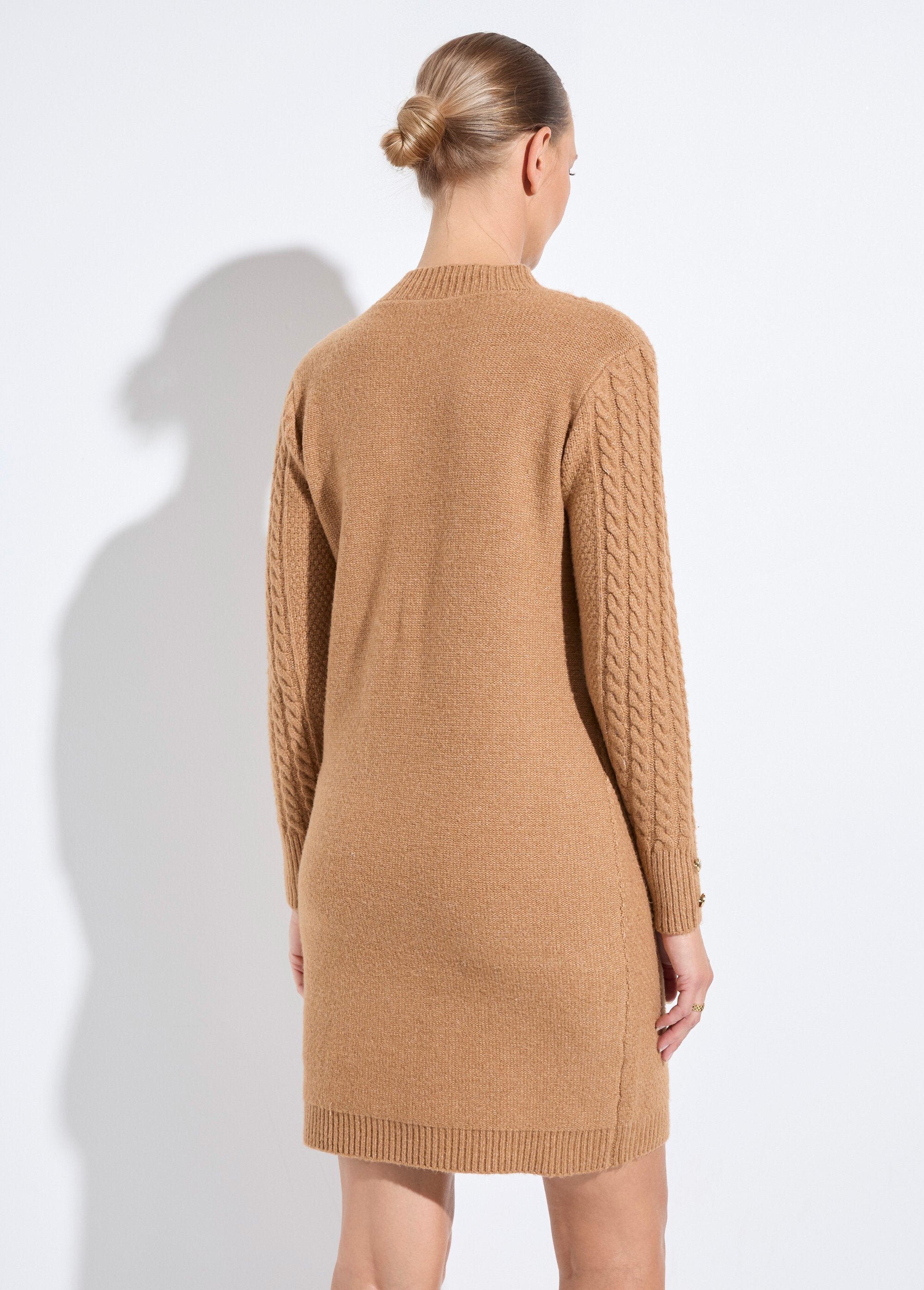 Robe-pull_courte_tricot_uni_col_rond_Camel_DO1_slim