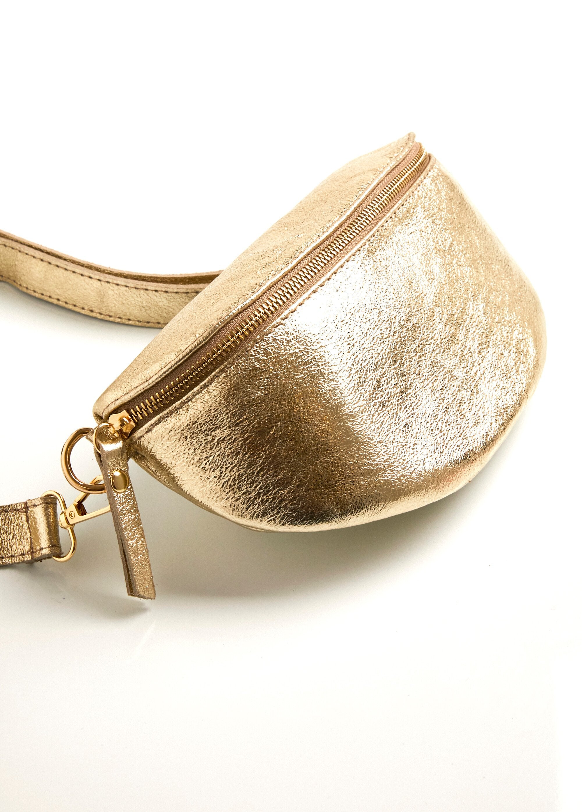 Medium_leather_shoulder_bag_Golden_DE1_slim