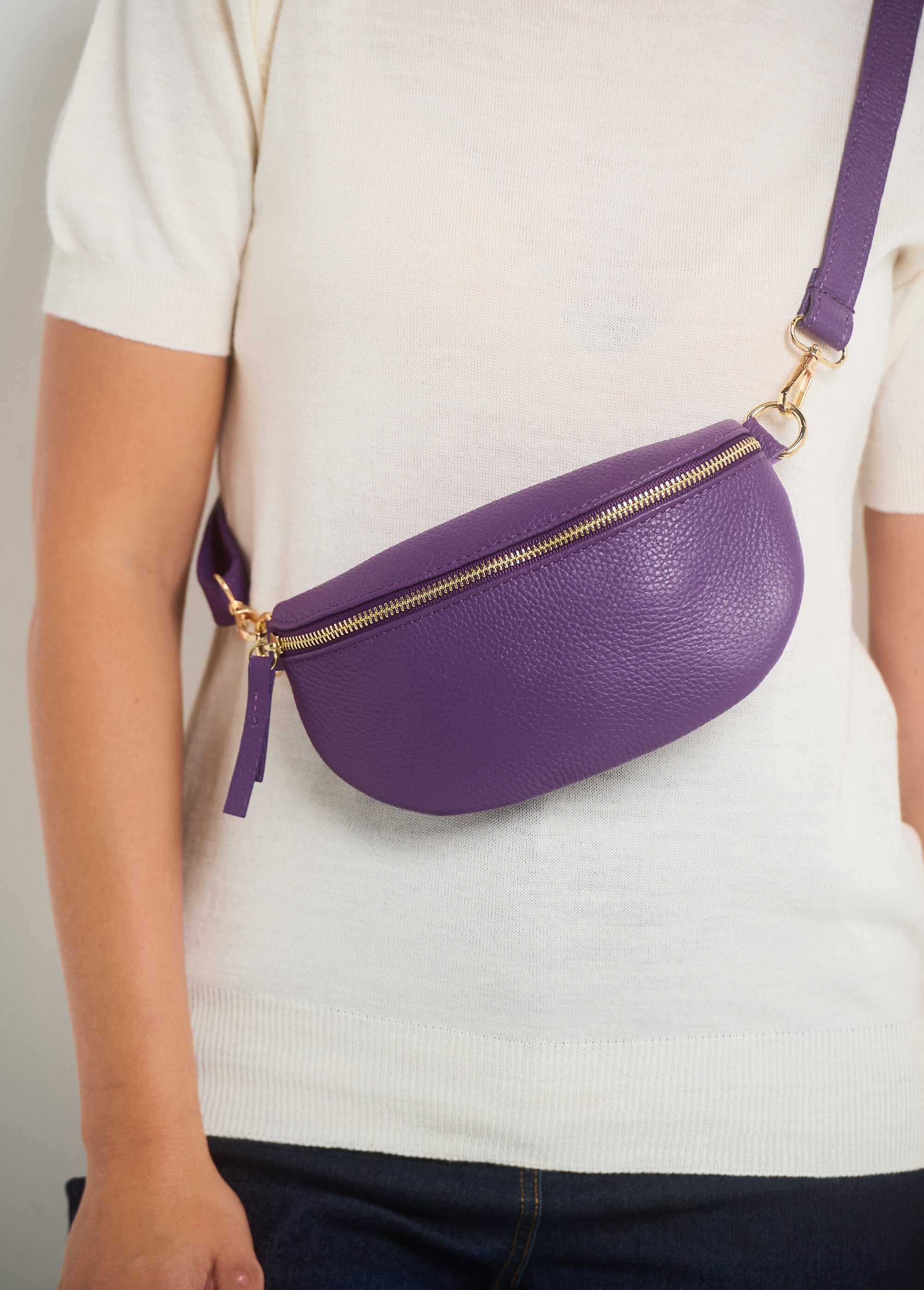 Women's_grained_leather_fanny_pack_Purple_DE3_slim