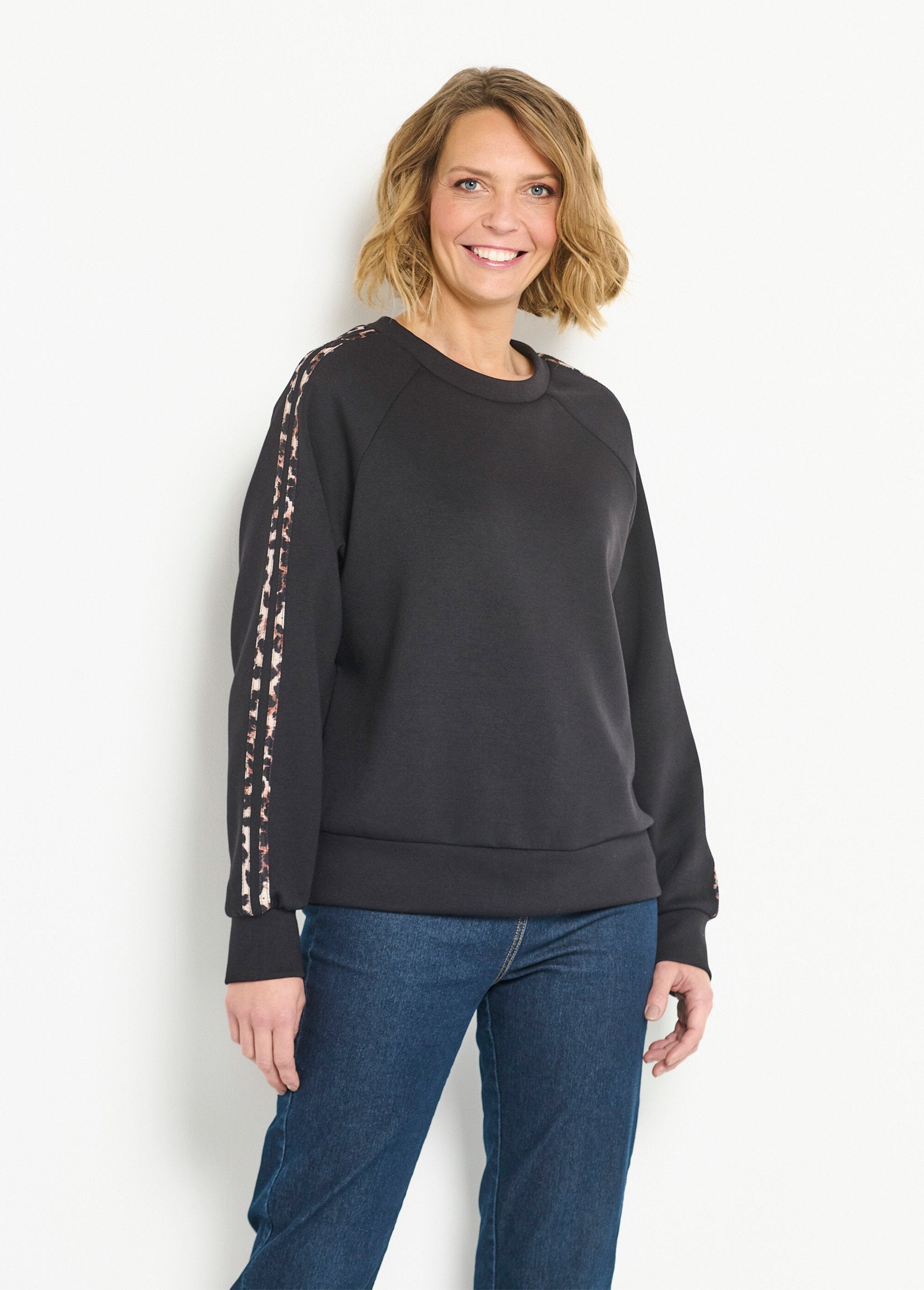 Round_neck_comfort_sweatshirt_with_leopard_stripes_Black_FA1_slim