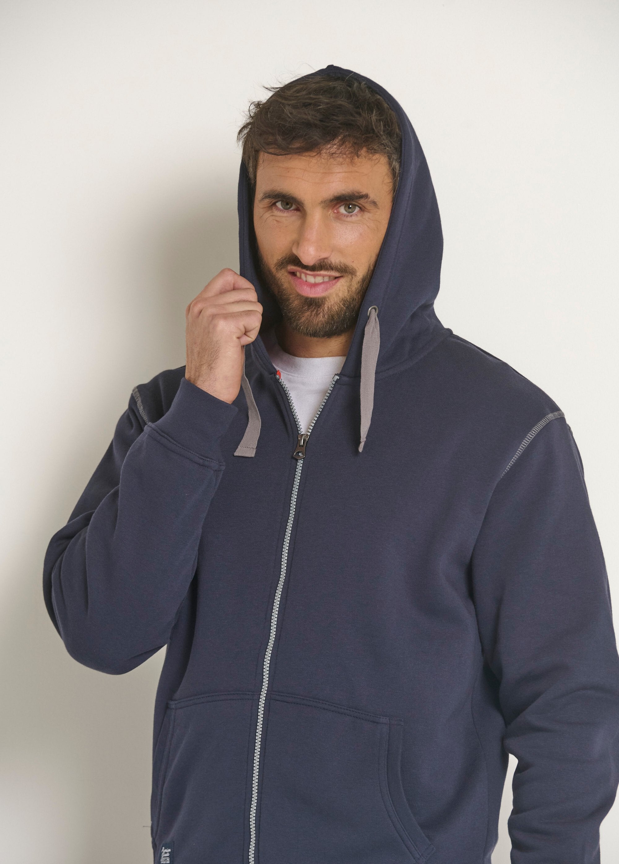 Hooded_zip-up_sweatshirt_with_contrasting_details_Marine_DE2_slim