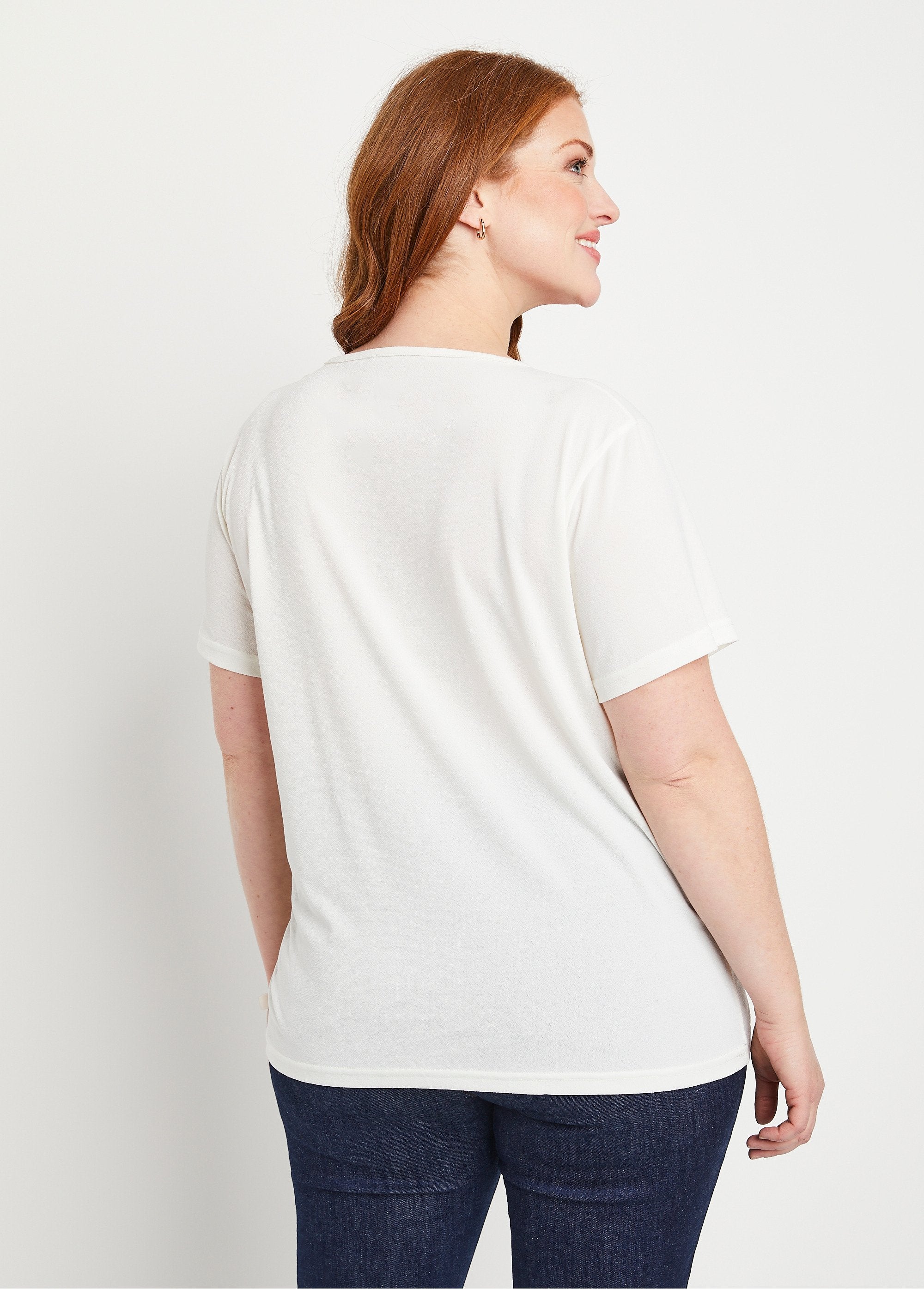 Short_white_t-shirt_with_pattern_Ecru_background_DO1_curvy