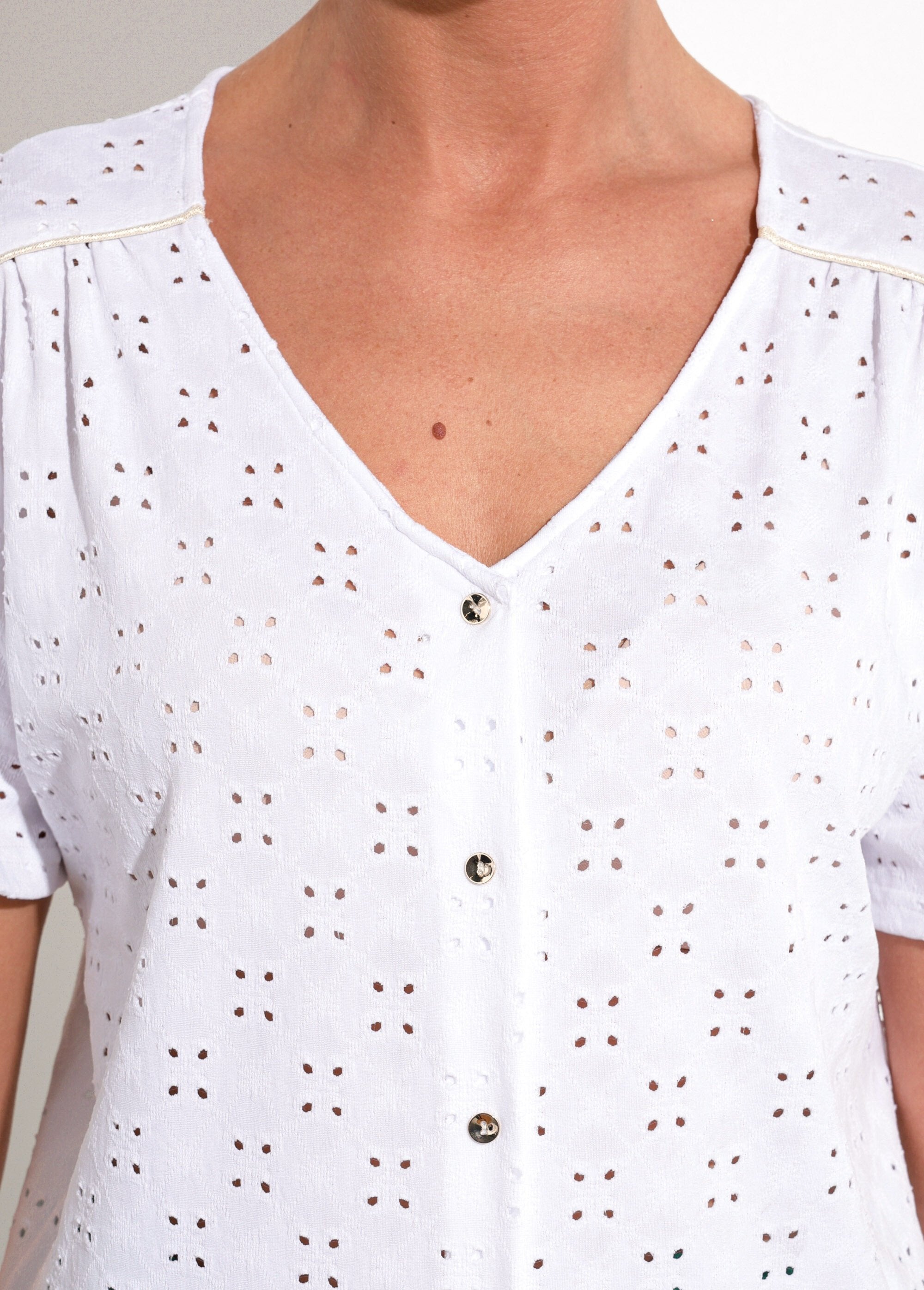 V-neck_knit_T-shirt_with_embroidered_effect_White_DE1_slim