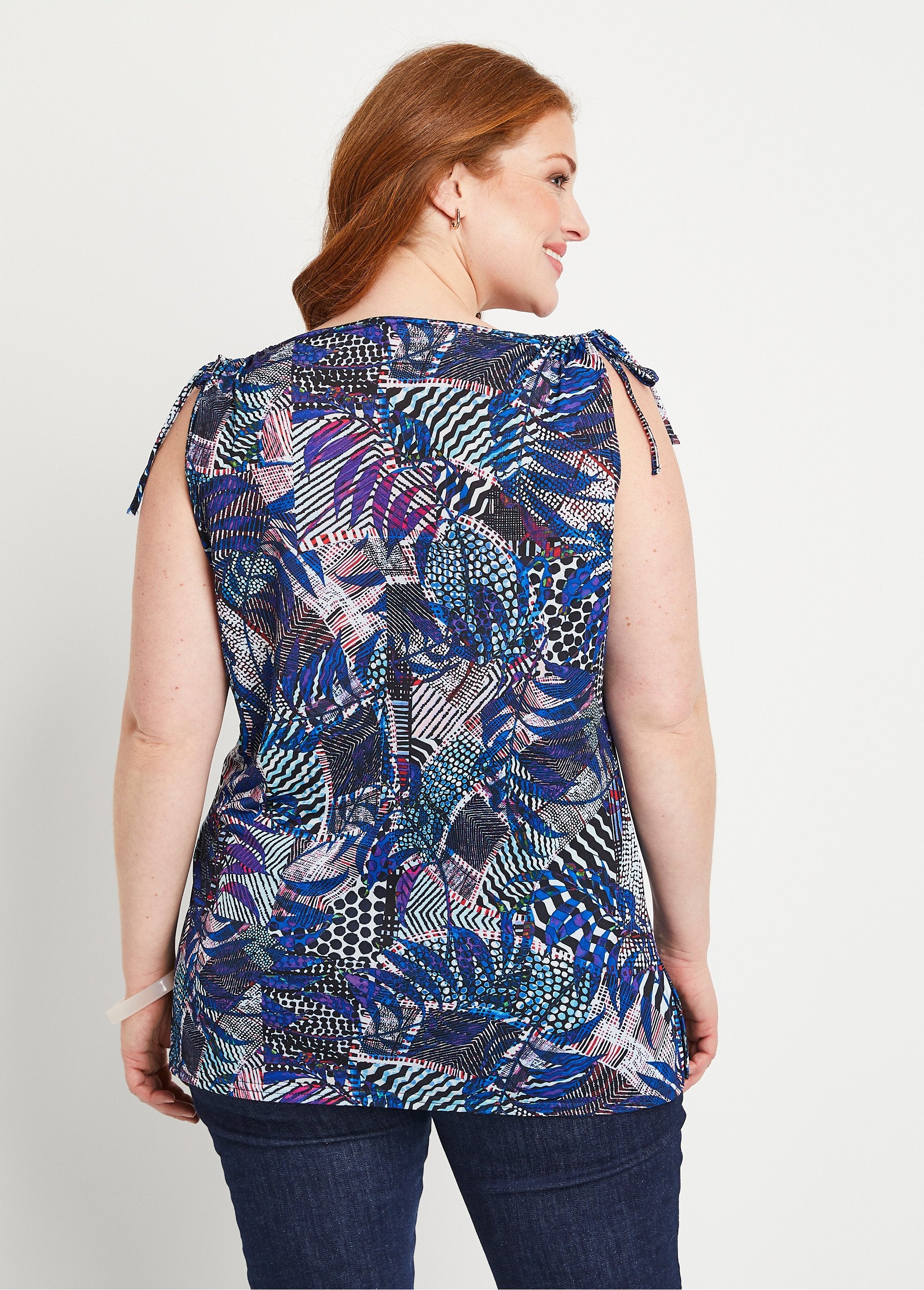 Long_tank_top_t-shirt_Blue_print_DO1_curvy