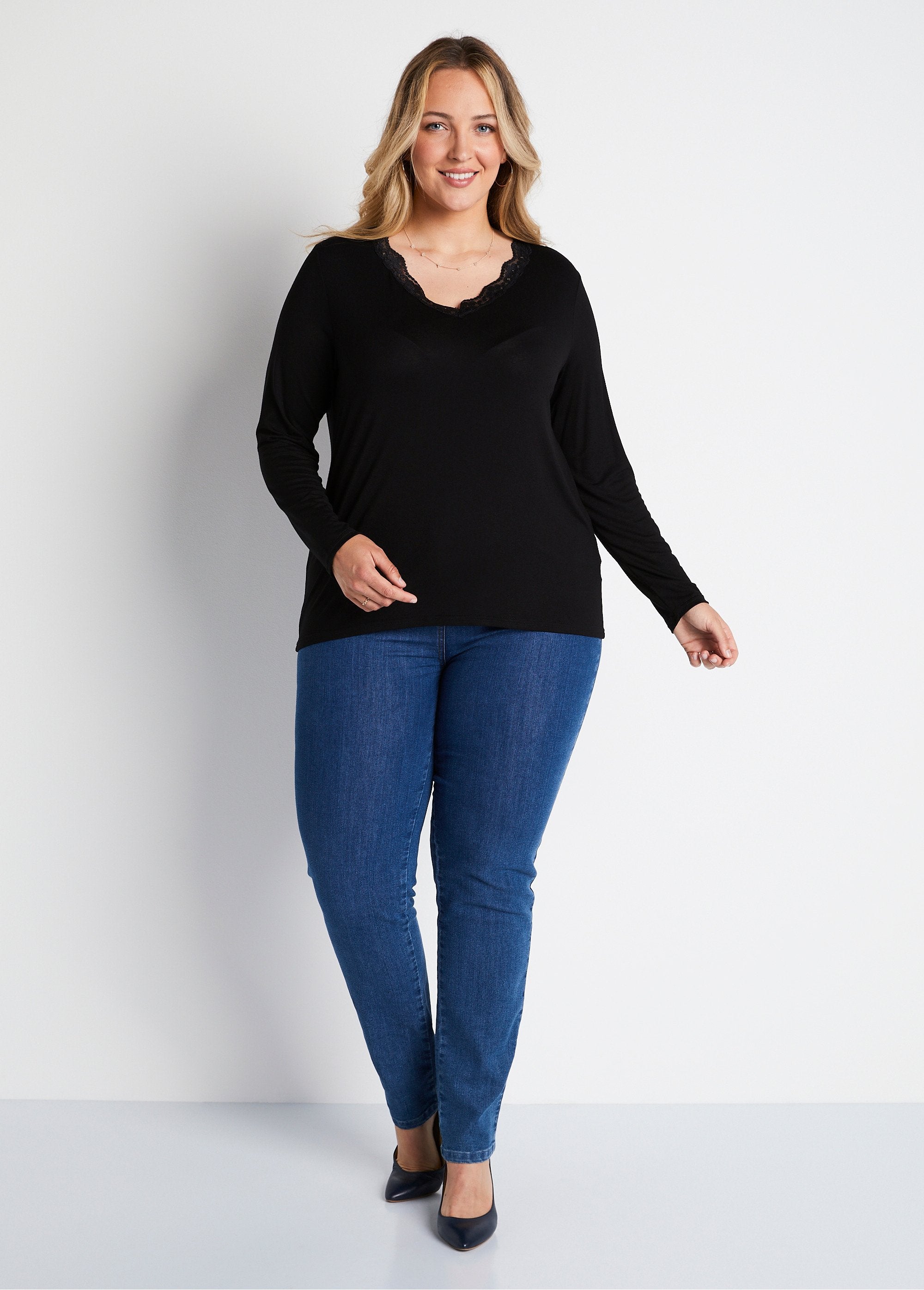 Short_lace_V-neck_long-sleeved_t-shirt_Black_SF1_curvy