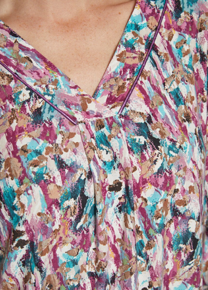 Printed_V-neck_3/4_sleeve_T-shirt_Blackcurrant_and_emerald_DE2_slim