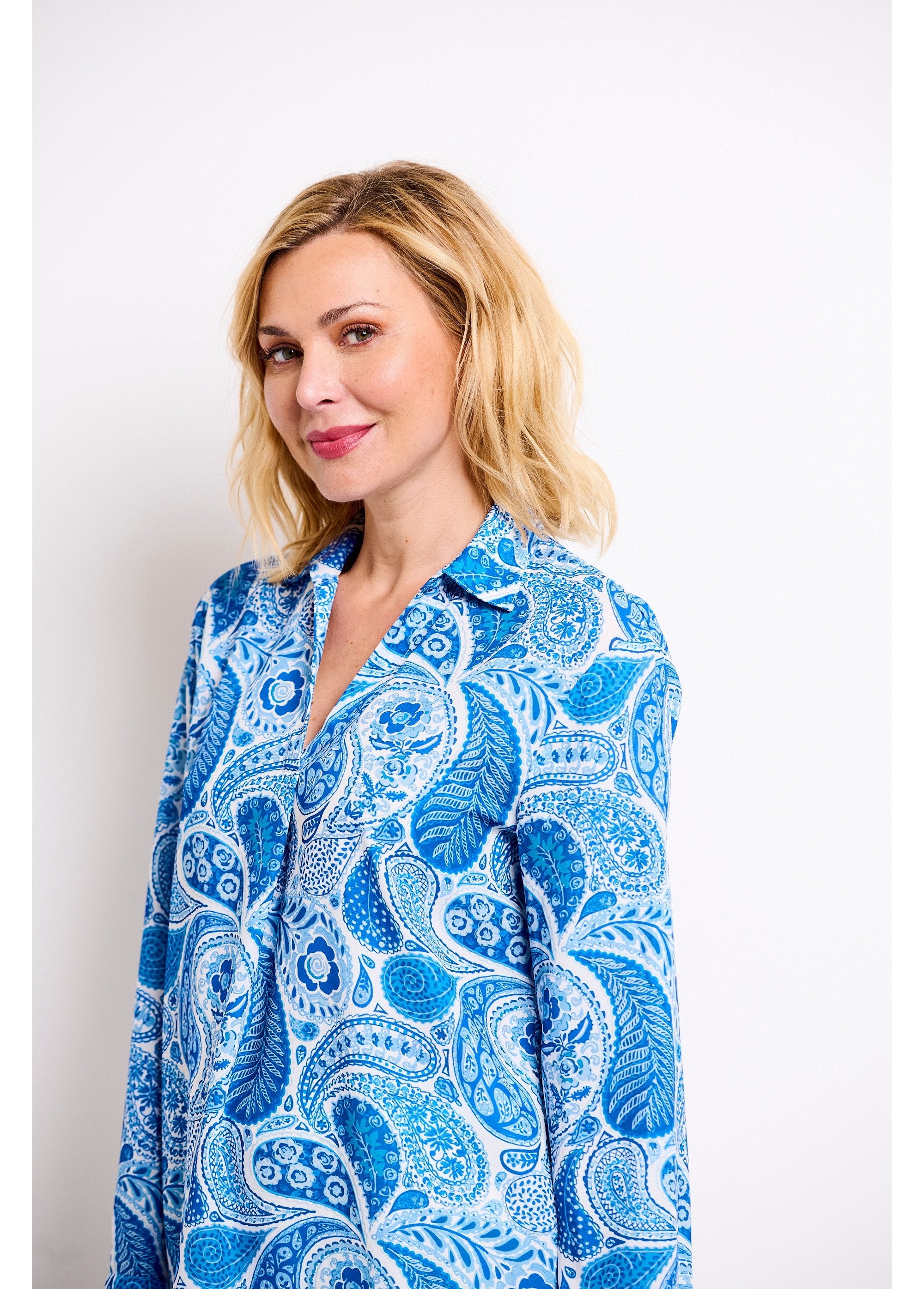 Long_loose_tunic_with_paisley_print_Blue_and_white_DE1_slim