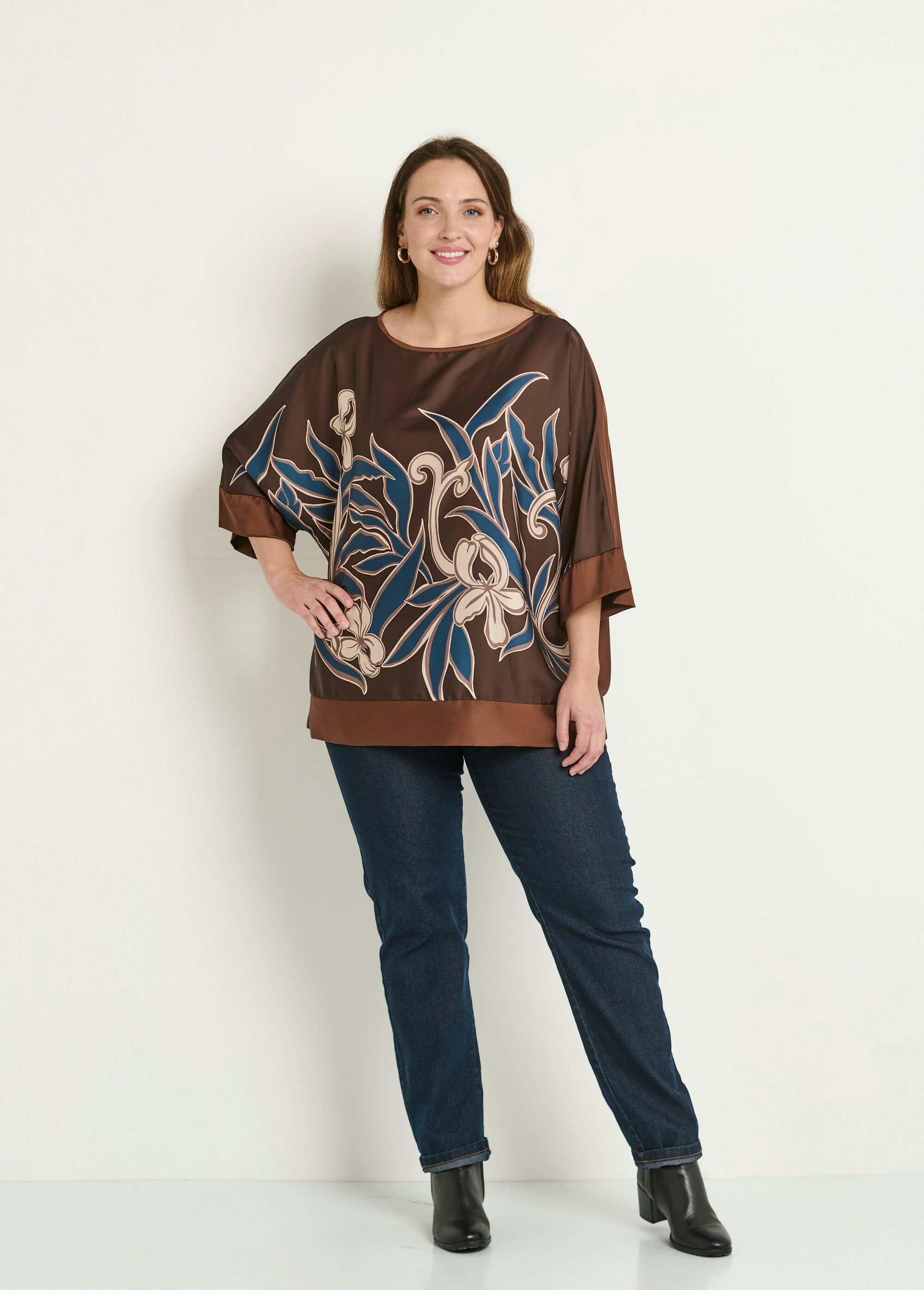 Satin_tunic_with_floral_motif_and_kimono_sleeves_camel_SF1_curvy