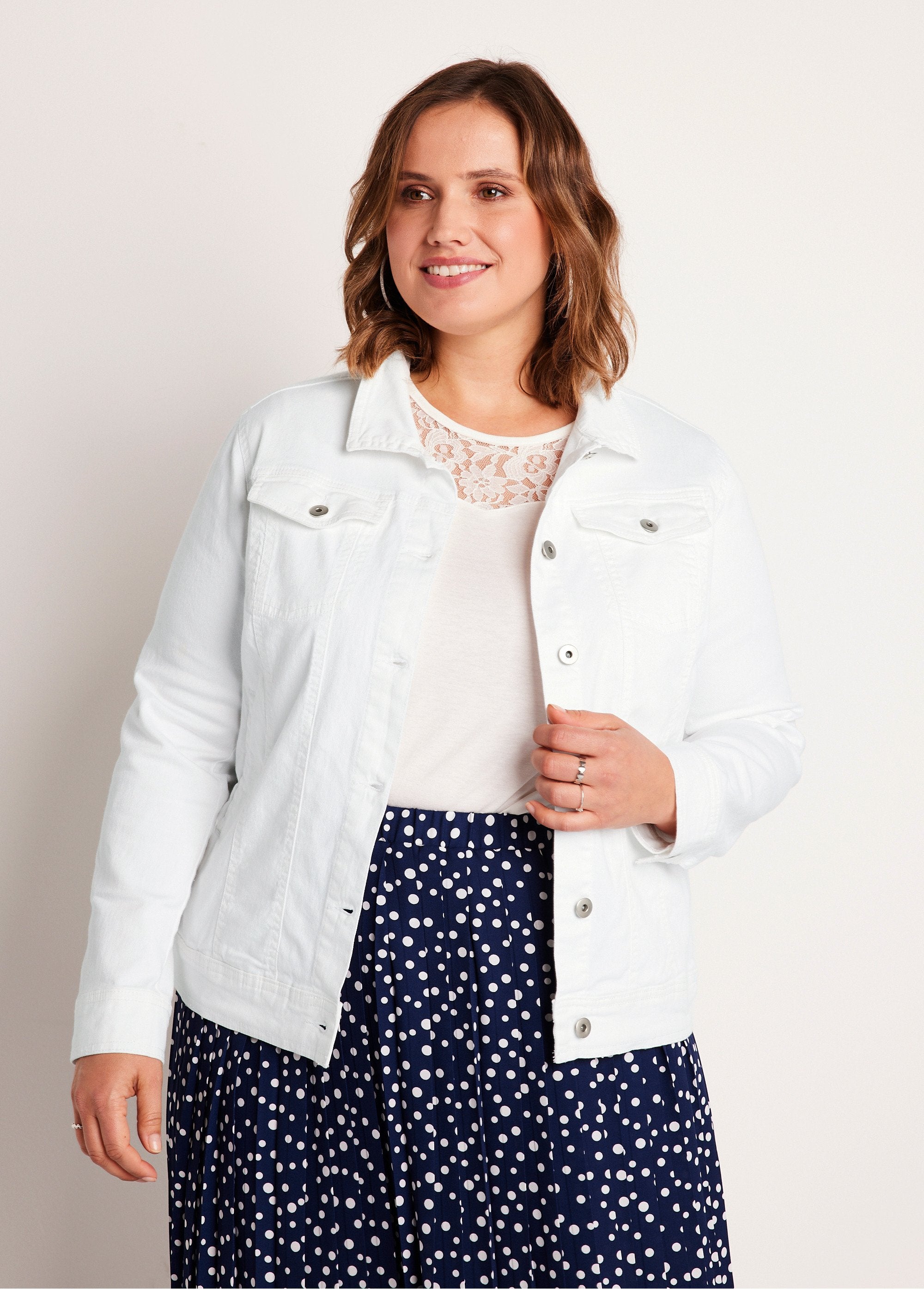 Straight_buttoned_denim_jacket_White_FA1_curvy